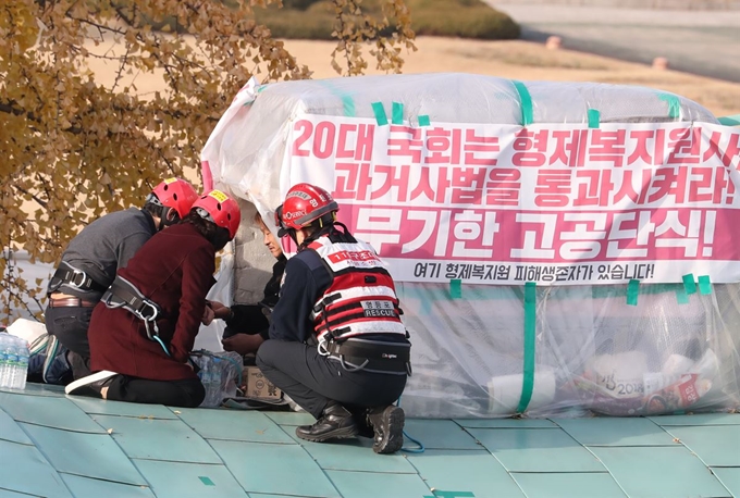 형제복지원 진상규명을 위한 과거사법 통과를 촉구하며 22일째 국회 앞에서 고공 단식농성을 벌이고 있는 복지원 생존자 최승우 씨가 27일 천막 안에서 추위와 배고픔을 견디고 있다. 뉴시스