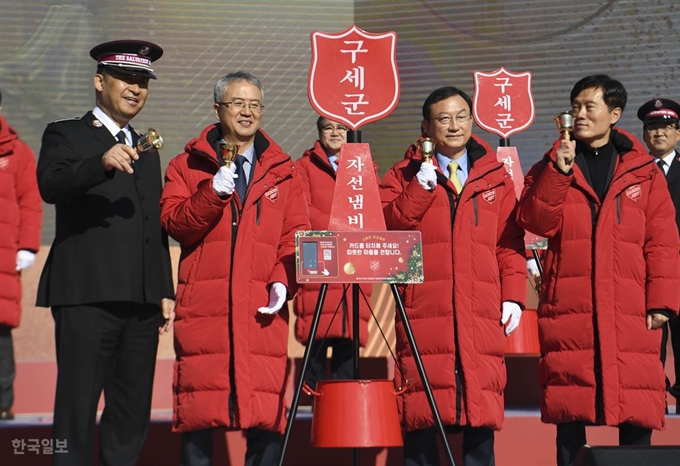 29일 서울 광화문 북측광장에서 열린 2019년 구세군자선냄비 시종식에서 김필수 구세군 사령관(왼쪽 첫 번째) 등 참석자들이 타종을 하고 있다. 박형기 인턴기자