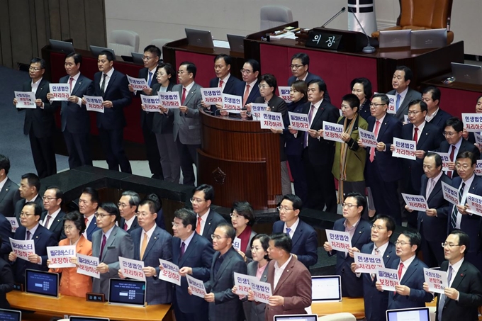 나경원 자유한국당 원내대표, 정용기 정책위의장 등 의원들이 29일 국회 본회의장에서 '민주당과 국회의장 민생외면 국회파탄 규탄대회'를 열고 '필리버스터 보장, 민생법안 처리, 국회 본회의 개의'를 요구하고 있다. 연합뉴스