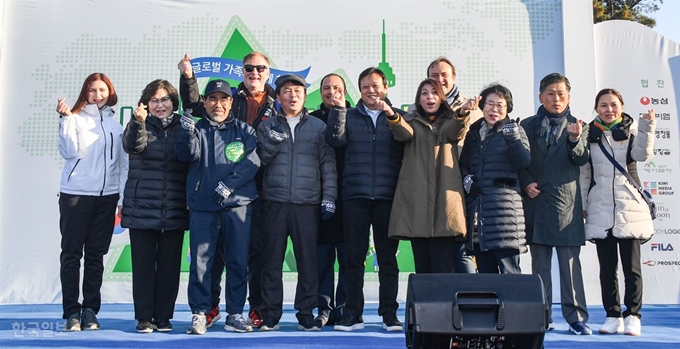 30일 오전 남산 백범광장에서 제 487회 한국일보 거북이 마라톤 '글로벌 가족과 함께하는 남산 걷기대회'가 열렸다. 대회 참가 내빈들이 기념촬영을 하고 있다. 류효진 기자