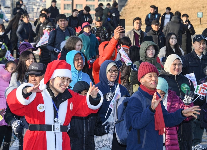 출발에 앞서 대회 참가자들이 2019 미스코리아들과 함께 준비운동을 하고 있다. 류효진기자