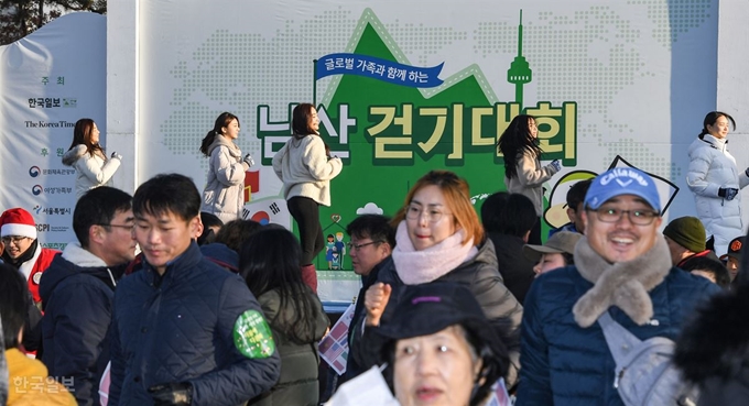 출발에 앞서 대회 참가자들이 2019 미스코리아들과 함께 준비운동을 하고 있다. 류효진기자