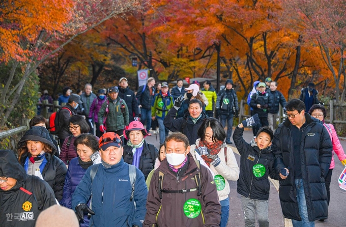 대회 참가자들이 대화를 나누며 남산길을 걷고 있다. 류효진기자