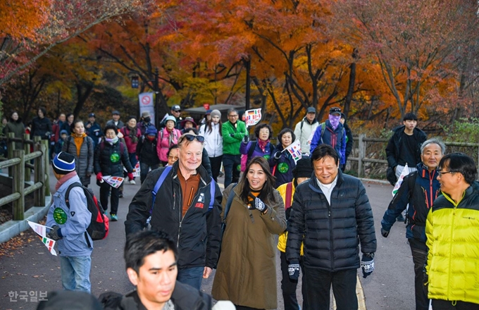 대회 참가자들이 대화를 나누며 남산길을 걷고 있다. 류효진기자