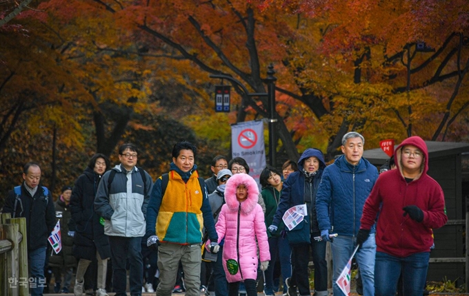 대회 참가자들이 대화를 나누며 남산길을 걷고 있다. 류효진기자