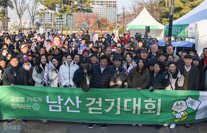 30일 오전 남산 백범광장에서 제 487회 한국일보 거북이 마라톤 '글로벌 가족과 함께하는 남산 걷기대회'가 열렸다. 대회 참가자들이 출발에 앞서 힘차게 출발구호를 외치고 있다. 류효진 기자