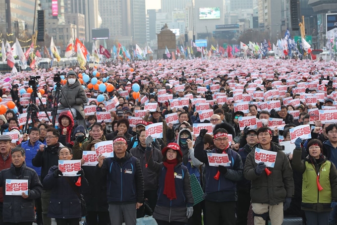 30일 오후 서울 종로구 광화문광장에서 열린 '2019 전국민중대회'에서 참가자들이 구호를 외치고 있다.이날 민중대회는 문재인 정권 규탄과 자유한국당 해체, 민중생존권 쟁취, 재벌체제 청산, 한반도 평화 실현 등의 5대 기조 아래 진행됐다. 뉴스1