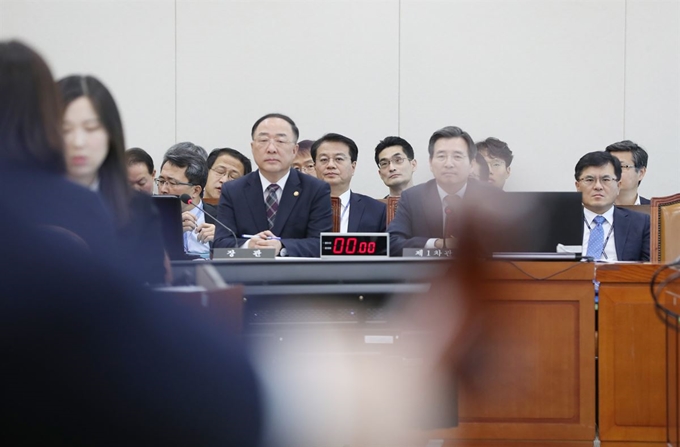 지난달 29일 오전 서울 여의도 국회에서 열린 기획재정위원회 전체회의에서 이춘석 위원장이 공공기관의 운영에 관한 법률 일부개정법률안 등 안건을 의결하고 있다. 연합뉴스