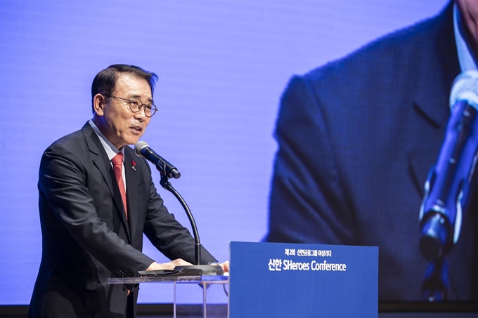 조용병 신한금융그룹 회장이 지난달 21일 오후 서울 중구 신한금융그룹 본사에서 열린 한 행사에서 인사말을 하고 있다. 연합뉴스