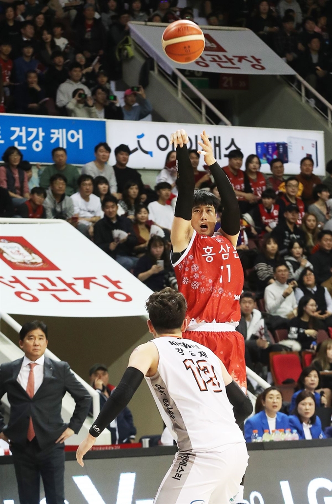 안양 KGC인삼공사의 양희종이 1일 경기 안양실내체육관에서 열린 인천 전자랜드와 프로농구 경기에서 중거리슛을 쏘고 있다. 안양=연합뉴스