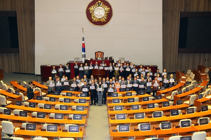 자유한국당 나경원 원내대표, 정용기 정책위의장 등 의원들이 29일 국회 본회의장에서 '민주당과 국회의장 민생외면 국회파탄 규탄대회'를 열고 '필리버스터 보장, 민생법안 처리, 국회 본회의 개의'를 요구하고 있다. 연합뉴스