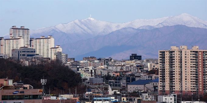 2일 오전 영주시청에서 바라본 소백산 설경이 북유럽 어느 한 도시에 온 느낌을 준다. 영주시 제공