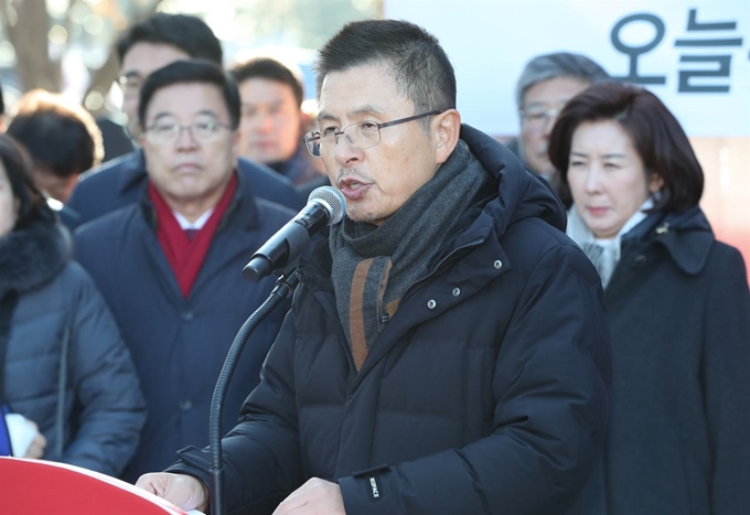 황교안 자유한국당 대표가 단식을 중단하고 나흘 만에 당무에 복귀한 2일 청와대 사랑채 앞 단식투쟁장에서 열린 최고위원회의에서 발언하고 있다. 뉴스1