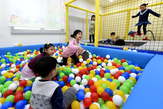 2일 문을 연 인천 남동구 서창동 꿈에그린아파트 공동시설에 자리한 공동육아시설 아이사랑꿈터 1호점에서 아이들이 뛰어 놀고 있다. 인천시 제공