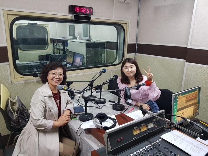 전지혜(오른쪽) 솔라티비 대표가 성서공동체FM '솔라디오' 라디오 방송을 마치고 기념촬영을 하고 있다. 솔라티비 제공