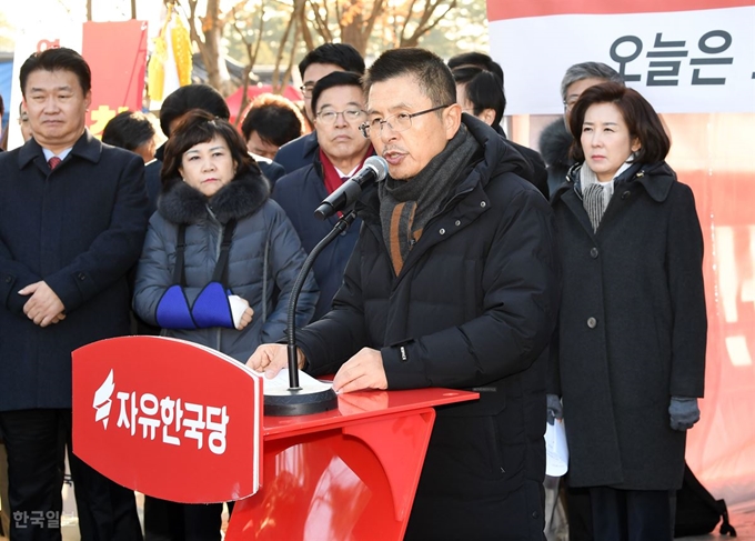 황교안 자유한국당 대표가 단식 중단 후 2일 오전 청와대 사랑채 천막 앞에서 열린 최고위원회의에서 참석해 발언 하고 있다. 홍인기 기자