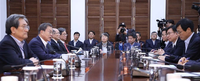 문재인 대통령이 2일 오후 청와대에서 수석·보좌관 회의 모두발언을 하고 있다. 연합뉴스