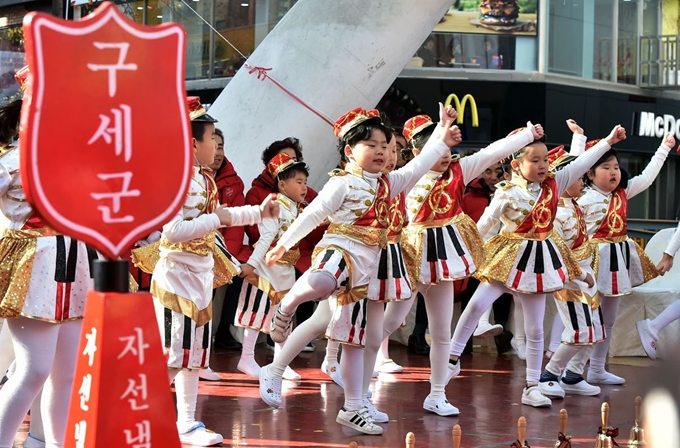 ‘2019 구세군 자선냄비 시종식’이 열린 2일 오전 대구 중구 동성로 대구백화점 앞 야외무대에서 구세군대구어린이집 원생들이 축하공연을 선보이고 있다. 구세군 대구경북지방본영은 한 달 동안 2억 5000만 원을 목표로 모금 활동을 펼친다. 뉴시스