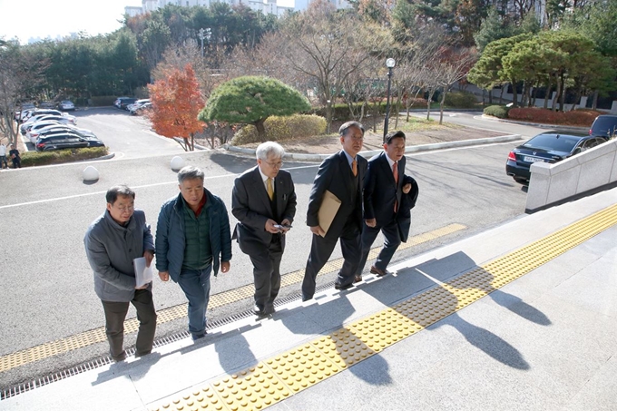 경북 포항지진피해단체 관계자들이 2일 오후 포항지진이 인재인지 수사중인 검찰 관계자와 간담회를 갖기 위해 대구지검 포항지청 건물로 들어가고 있다. 김정혜 기자 kjh@hankookilbo.com