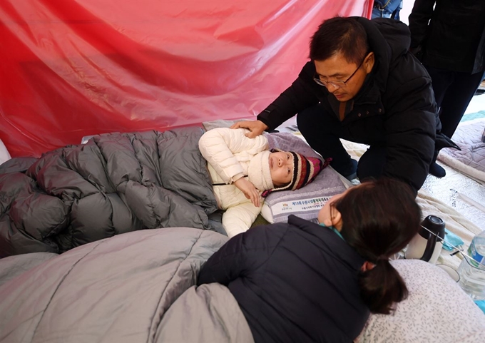 자유한국당 황교안 대표가 2일 오전 당무에 복귀해 단식중인 정미경ㆍ신보라 최고위원이 있는 청와대 앞 천막을 방문해 두 의원을 위로하고 있다. 홍인기 기자