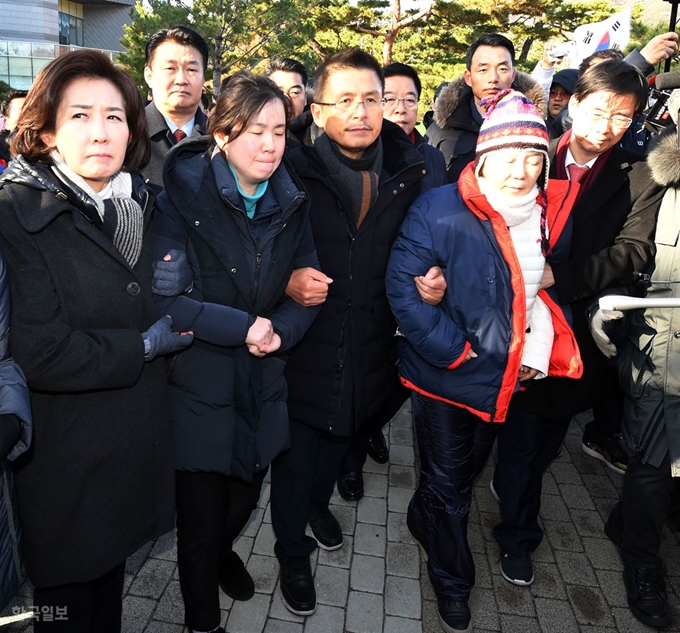 2일 오전 청와대 앞 천막에서 황교안 자유한국당 대표 뒤를 이어 단식농성을 하던 황미경ㆍ신보라 최고위원을 황 대표와 나경원 원내대표 등이 부축해 차량으로 향하고 있다. 홍인기 기자