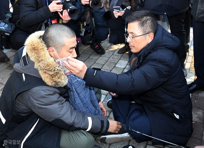 지난달 27일 단식농성 중 의식을 잃고 병원에 입원했던 황교안 자유한국당 대표가 2일 오전 청와대 앞에서 6일째 노숙단식 중인 청년화랑 김현진 대표와 대화를 하던 중 손수건으로 김대표의 눈물을 닦아 주고 있다. 홍인기 기자