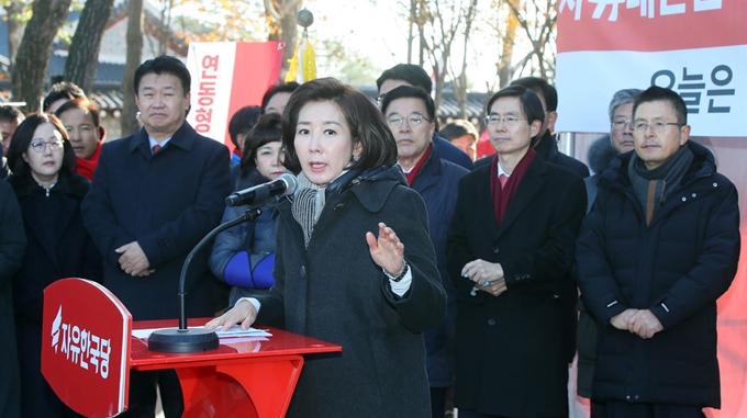 나경원 자유한국당 원내대표가 2일 청와대 사랑채 인근 투쟁천막 앞에서 열린 최고위원회의에서 발언하고 있다. 연합뉴스