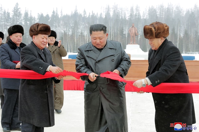 김정은 북한 국무위원장이 지난 2일 백두산 삼지연군 읍지구 준공식에 참석해 준공테이프를 끊었다고 조선중앙통신이 3일 보도했다. 평양=조선중앙통신 연합뉴스