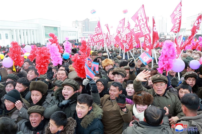 지난 2일 김정은 북한 국무위원장이 참석한 가운데 백두산 삼지연군 읍지구 준공식이 열렸다고 조선중앙통신이 3일 보도했다. 평양=조선중앙통신 연합뉴스