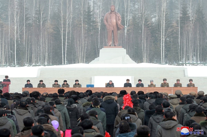 김정은 북한 국무위원장이 지난 2일 열린 백두산 삼지연군 읍지구 준공식에 참석했다고 조선중앙통신이 3일 보도했다. 평양=조선중앙통신 연합뉴스