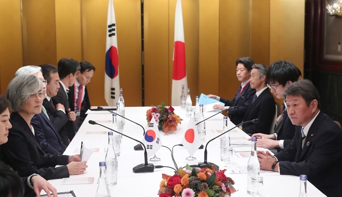 주요 20개국(G20) 외교장관회의에 참석한 강경화 외교부 장관이 11월 23일 일본 나고야관광호텔에서 모테기 도시미쓰(茂木敏充) 일본 외무상과 회담하고 있다. 나고야=연합뉴스