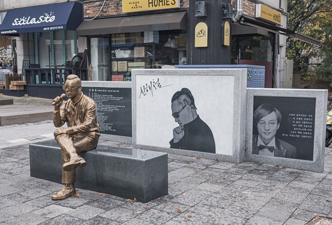 성남 분당의 ‘신해철거리’에 그를 추억하는 동상과 사진이 놓여 있다. 고 신해철의 작업실이 있었던 거리다. 한국관광공사 제공