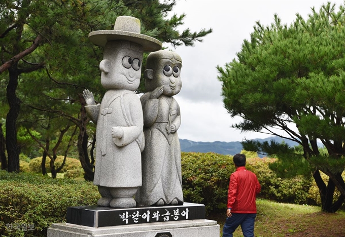 제천 봉양읍과 백운면 경계인 박달재 정상에 ‘박달이와 금봉이’ 조각이 세워져 있다. 제천=최흥수 기자