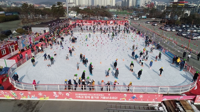 양산종합운동장 실내체육관 앞 주차장터에 마련된 양산야외스케이트장. 양산시 제공