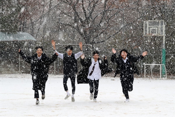 경기도 일부 지역에 눈이 내린 3일 오전 경기도 군포시 산본고등학교에서 학생들이 눈을 맞으며 즐거워하고 있다. 뉴스1