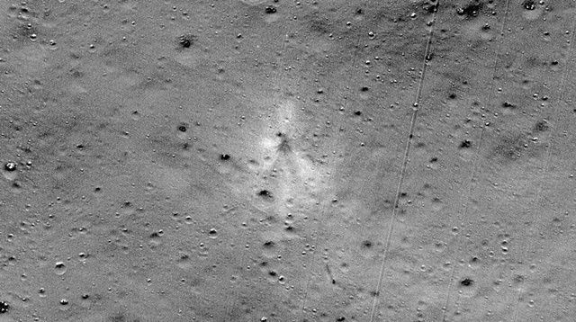 미국항공우주국(NASA)이 지난 9월 달 착륙 도중 교신이 끊긴 인도의 달 탐사선 ‘찬드라얀 2호’의 착륙선 ‘비크람’이 추락한 달 표면 지점의 사진을 2일 공개했다. NASA 연합뉴스.