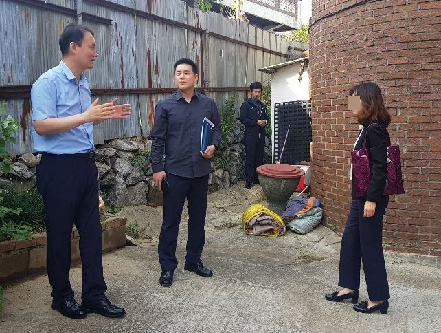 범죄취약지역 순찰에 나선 이수휘(왼쪽)경위와 일행이 지역주민에게 범죄예방수칙을 설명하고 있다. 공주경찰서 제공