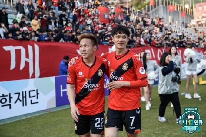 지난 3월 30일 창원축구센터에서 열린 경남FC와 대구FC의 하나원큐 K리그1 2019 4라운드 경기에 출전한 경남의 쿠니모토(왼쪽)와 배기종. 한국프로축구연맹 제공