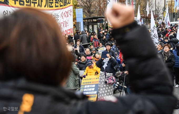 3일 오후 여의도 국회의사당 앞에서 세계장애인의 날 결의대회가 열리고 있다. 류효진기자