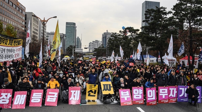 3일 오후 서울 여의도 국회의사당 앞에서 장애인들이 세계장애인의날 결의대회를 진행하고 있다. 류효진 기자