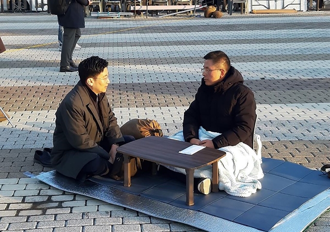 2일 여의도연구원장에서 사퇴한 김세연(왼쪽) 자유한국당 의원이 지난달 22일 청와대 분수대 앞에서 단식투쟁 중인 황교안 대표를 찾아 이야기를 나누고 있다. 한국당 제공