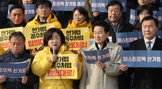 심상정 정의당 대표가 3일 오후 서울 여의도 국회 본청 앞에서 열린 바른미래당, 정의당, 민주평화당과 정치개혁공동행동의 '개혁 발목잡는 자유한국당 규탄 및 선거제도 개혁완수결의' 기자회견에서 발언하고 있다. 연합뉴스