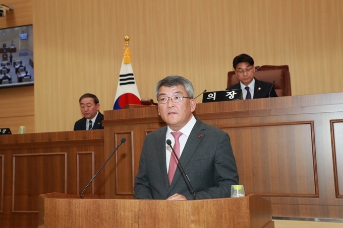 김학동 예천군수가 최근 군의회에서 내년도 예산안을 설명하고 있다. 예천군 제공