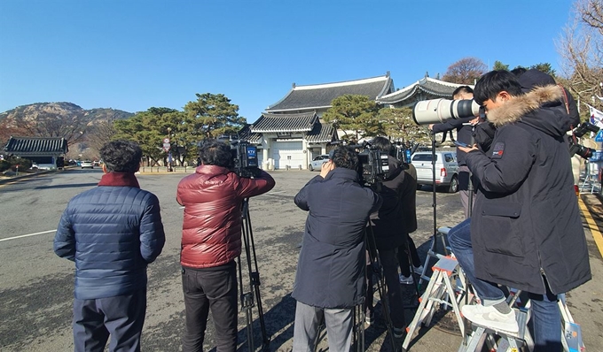 유재수 전 부산시 경제부시장 감찰 무마 의혹과 관련, 4일 오전 검찰에서 청와대 민정수석실에 대해 압수수색을 시도하고 있는 것으로 알려진 가운데 보도진들이 춘추관 앞에 대기하고 있다. 연합뉴스