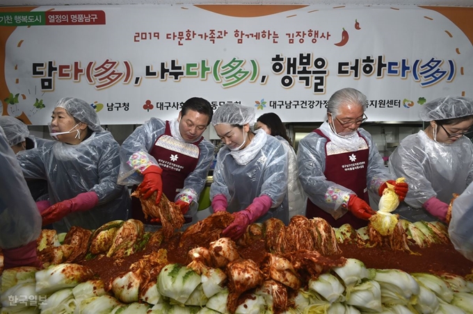 조재구(왼쪽 3번쨰) 대구 남구청장과 다문화가족, 자원봉사자 등 70여명이 4일 대구 남구 이천동 희망의 집에서 김장 체험을 하고 있다. 이번 행사는 다문화 가족에게 김장 문화를 알리고, 직접 담근 김장김치를 지역 내 이웃에게 전달해 지역사회 일원인 다문화가족의 사회 참여와 이웃사랑 나눔을 위해 펼쳐졌다. 이날 담근 김치는 5kg 160박스로, 지역 이웃에게 전달된다. 윤희정기자 yooni@hankookilbo.com