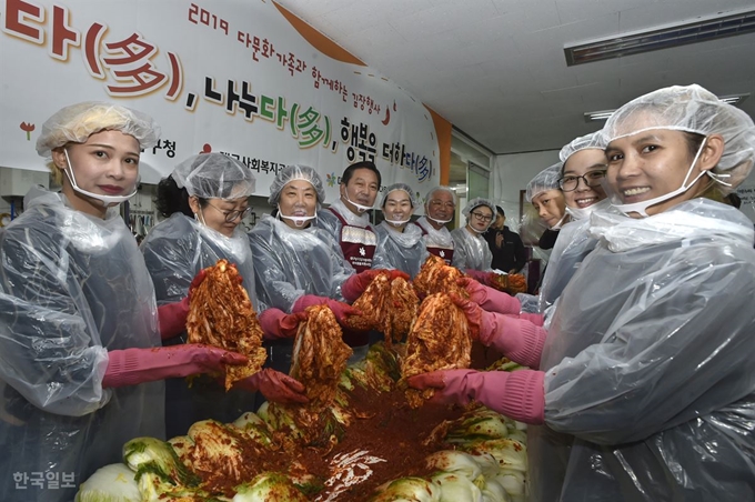 조재구(왼쪽 4번쨰) 대구 남구청장과 다문화가족, 자원봉사자 등 70여명이 4일 대구 남구 이천동 희망의 집에서 김장 체험을 하고 있다. 이번 행사는 다문화가족에게 김장 문화를 알리고, 직접 담근 김장김치를 지역 내 이웃에게 전달해 지역사회 일원인 다문화가족의 사회 참여와 이웃사랑 나눔을 위해 펼쳐졌다. 이날 담근 김치는 5kg 160박스로, 지역 이웃에게 전달된다. 윤희정기자 yooni@hankookilbo.com