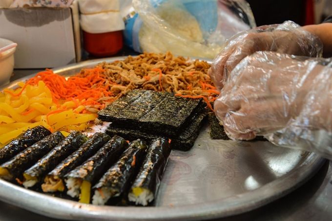 마약김밥을 직접 만들어 판매하는 곳도 있지만 많은 수의 점포가 제조업체를 통해 공급받아 판매한다.