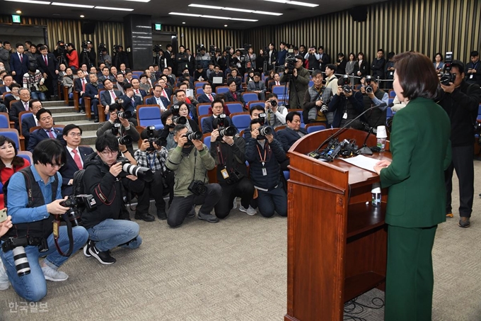 나경원 원내대표가 국회에서 열린 의원총회에서 임기연장 불가에 대한 최고위의 결정을 수용하는 발언을 하고 있다. 오대근 기자