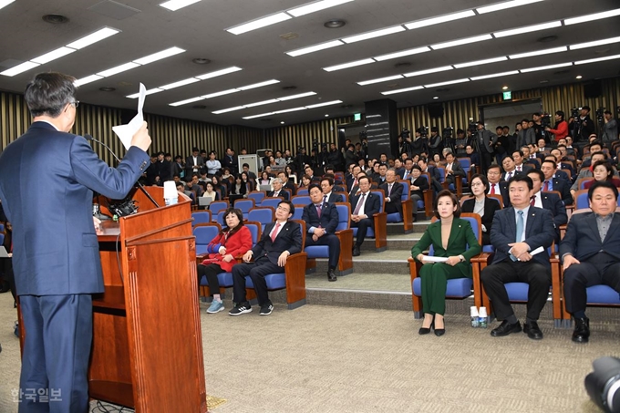 자유한국당 의원총회에서 김태흠 의원이 나경원 원내대표에 대한 최고위의 결정은 월권이라며 항의 발언을 하고 있다. 오대근 기자