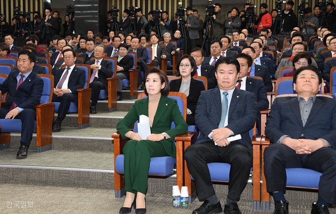 나경원 원내대표가 4일 오전 서울 여의도 국회에서 열린 의원총회에서 발언을 마치고 굳은 표정으로 앉아 있다. 오대근 기자